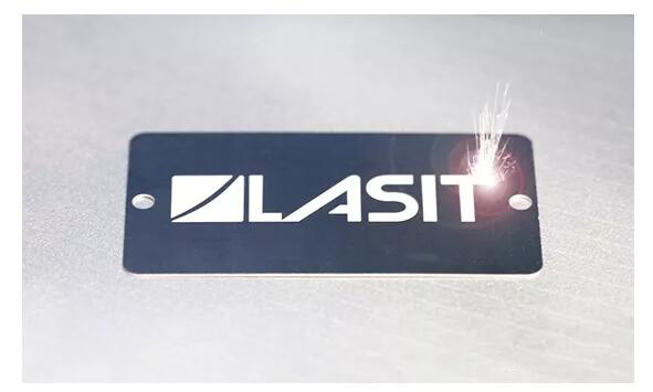 激光打標(biāo)示意圖，材料表面粗糙度的變化，形成永久性標(biāo)記