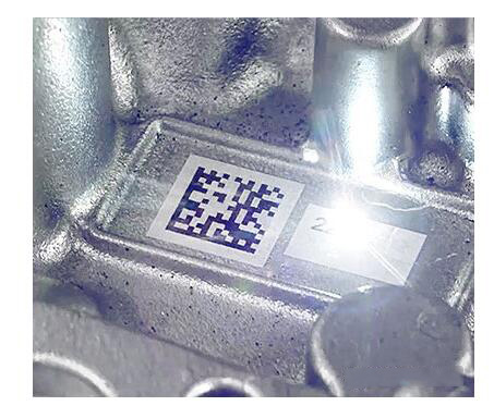 激光雕刻能穿透表面更深，對(duì)于易磨損的部件，推薦使用激光雕刻工藝