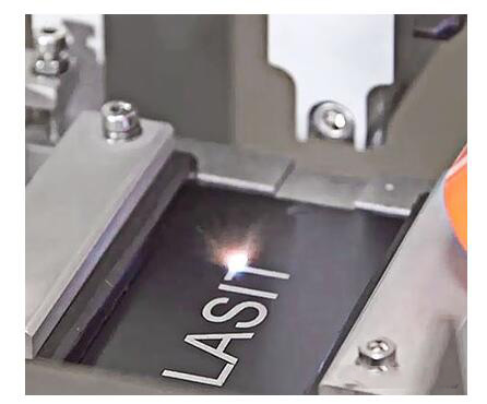 激光打標(biāo)由于穿透材料表面深度更小，因此相比激光雕刻耗時(shí)更少，jiag速度更快